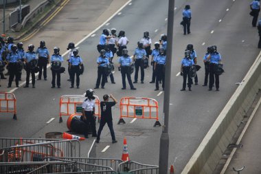 Hong Kong -12 Haziran 2019: polis göz yaşartıcı gaz salmadan önce ve sonra kalabalık protesto ediyor. İnsanlar, Çin 'in de aralarında yer alabileceği tartışmalı suçlu iadesine karşı çıkıyorlar., 