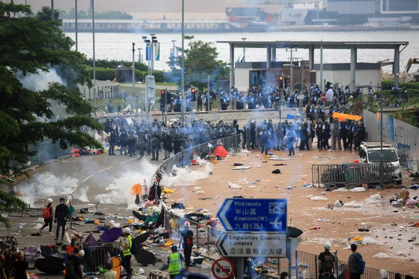 6月2019 警察が催涙ガスを放出する前と後の群衆の抗議 中国を含む論争の的となっている犯罪人引渡し法案に反対する人々は — ストック写真