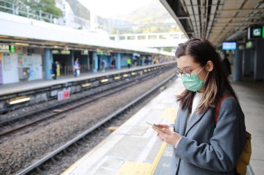 Maskeli kız kendini Wuhan virüsünden korumak için halka açık bir yerde.