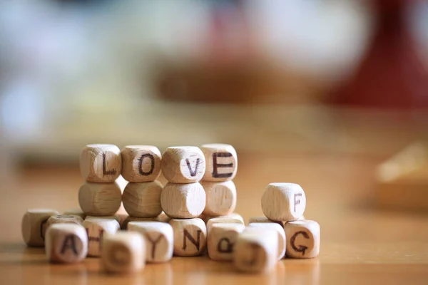 把这个字母的立方体放入爱这个词中 — 图库照片