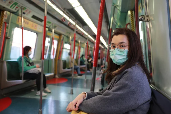 Maskierte Mädchen Schützen Sich Vor Wuhan Virus Öffentlichen Raum — Stockfoto