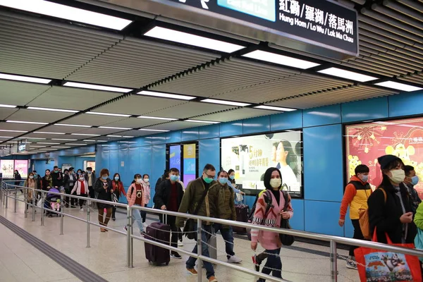 Hong Kong - 25 Ocak 2020: Hong Kong 'da Wuhan Coronavirüsü keşfedildikten sonra Hong Kong' da bir yaya maskesi takıyor. Wuhan Coronavirus olarak da bilinen roman Coronavirus, Çin 'de keşfedilir.