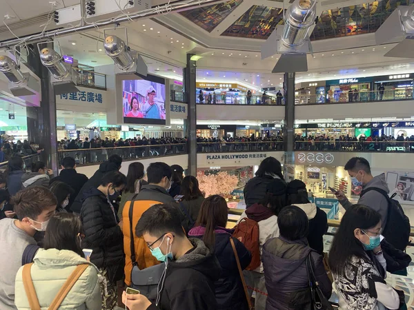 Hong Kong - 29 Ocak 2020: İnsanlar satmak için az miktarda maskeleri olduğunu bildiren bir dükkândan sonra maskeyi bekliyorlar. Çin 'deki Wuhan Coronavirus salgınından sonra Hong Kong' da maske stoku azaldı.