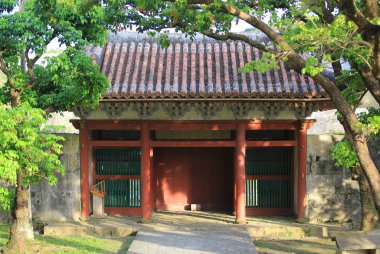 Naha japan saray kapısı bahçede.