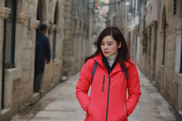 涼しい女の子 冬のドゥブロヴニク旧市街でのアジア旅行 — ストック写真
