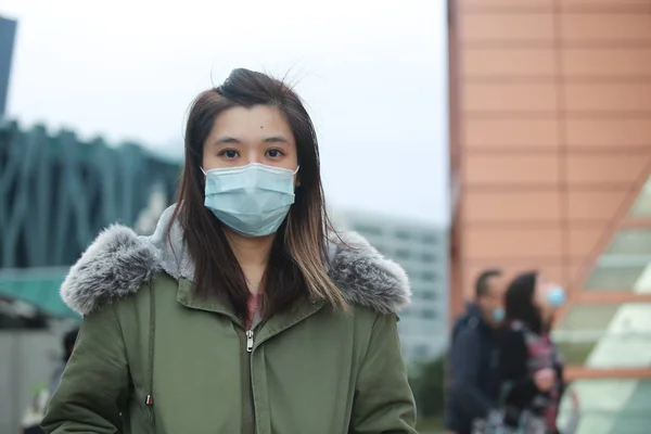 Gemaskerd Meisje Zichzelf Beschermen Tegen Wuhan Virus Openbare Ruimte — Stockfoto