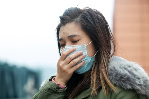 Gemaskerd Meisje Zichzelf Beschermen Tegen Wuhan Virus Openbare Ruimte — Stockfoto