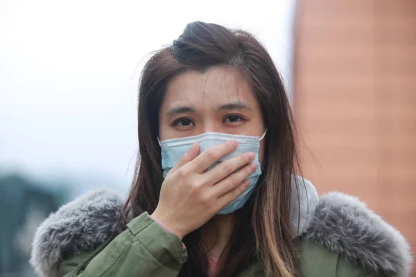 Gemaskerd Meisje Zichzelf Beschermen Tegen Wuhan Virus Openbare Ruimte — Stockfoto