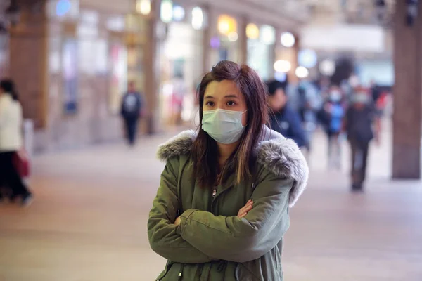 Gemaskerd Meisje Zichzelf Beschermen Tegen Wuhan Virus Openbare Ruimte — Stockfoto