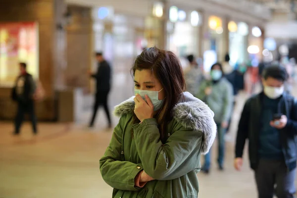 Gemaskerd Meisje Zichzelf Beschermen Tegen Wuhan Virus Openbare Ruimte — Stockfoto