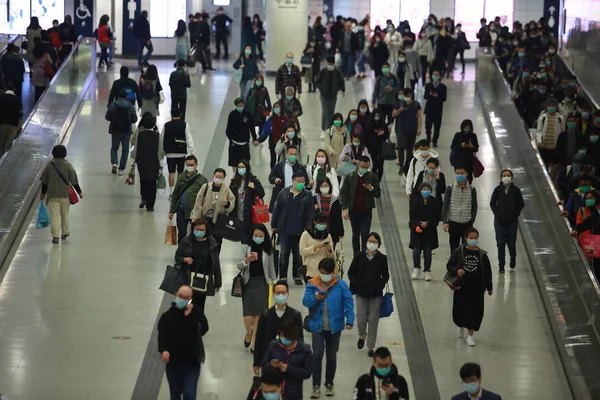 2020年2月3日 在中国确诊302例死因后 人们戴上口罩 在中国爆发狼疮病毒后 香港的口罩供应短缺 — 图库照片