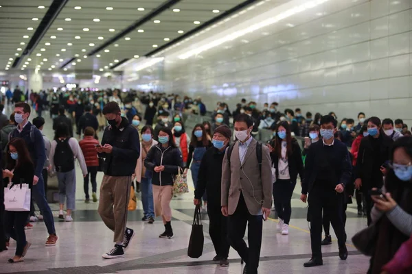 2020年2月3日 中国がコロナウイルス感染で302例の死亡を確認した後 マスクを着用する 中国でウハン コロナウイルスが流行した後香港ではマスク供給が不足しています — ストック写真