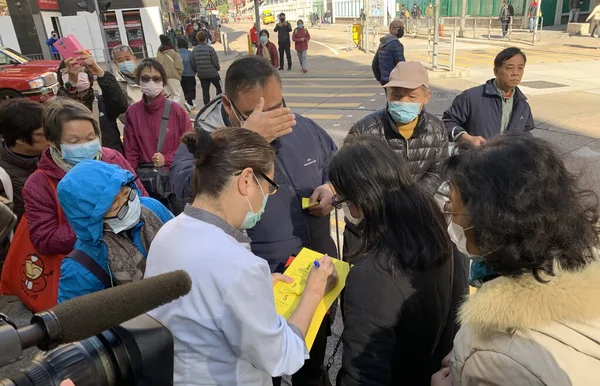 Hong Kong Januari 2020 Mensen Wachten Het Masker Nadat Watsons — Stockfoto