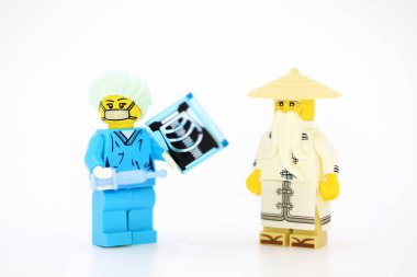 Hong Kong, 2 Şubat 2020: Lego 'nun mini figürü farklı bir rol oynuyor. Legolar, Danimarka 'da Lego Grubu tarafından üretilen popüler bir plastik yapı oyuncağı serisidir.