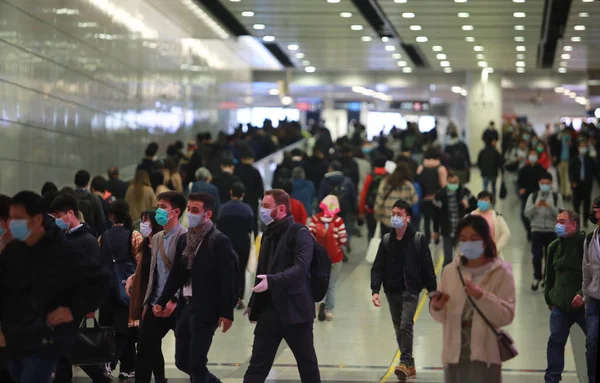 2020年2月3日 中国がコロナウイルス感染で302例の死亡を確認した後 マスクを着用する 中国でウハン コロナウイルスが流行した後香港ではマスク供給が不足しています — ストック写真