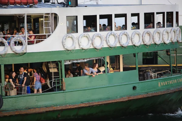 Hong Kong July Passengers Waiting Ferry July 2013 Hong Kong — Stock Photo, Image