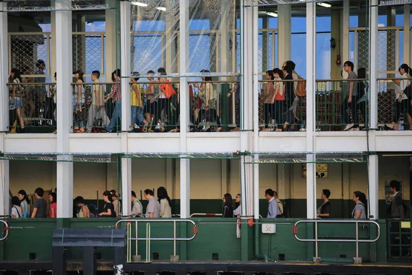 Hong Kong July Passengers Waiting Ferry July 2013 Hong Kong — ストック写真