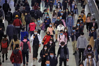 Hong Kong - 3 Mart 2020: Dünya Coronavirus salgınında 3000 kişinin öldüğünü doğruladıktan sonra insanlar maske takıyor. Çin 'deki Wuhan Coronavirus salgınından sonra Hong Kong' da maske stoku azaldı..