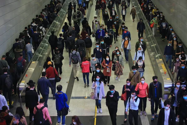 Hong Kong - 3 Mart 2020: Dünya Coronavirus salgınında 3000 kişinin öldüğünü doğruladıktan sonra insanlar maske takıyor. Çin 'deki Wuhan Coronavirus salgınından sonra Hong Kong' da maske stoku azaldı..