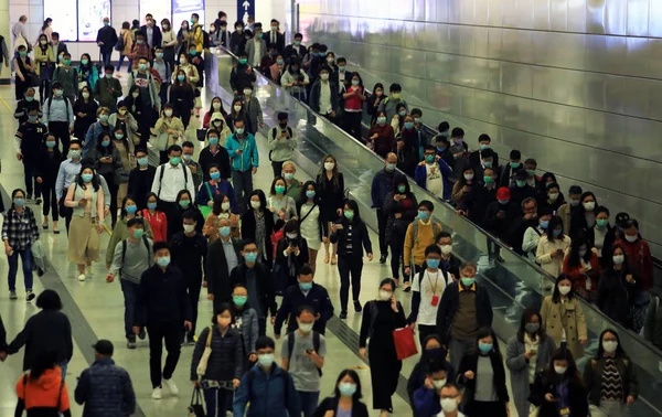 Hongkong Března 2020 Lidé Nosí Masku Poté Svět Potvrdí 3000 — Stock fotografie