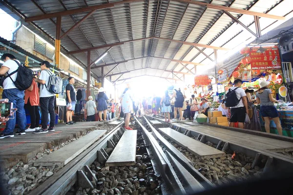 2019年12月29日 Mae Klong铁路市场 曼谷著名的旅游胜地之一 它建立在铁路上 火车来了 市场商贩将让路给火车 — 图库照片