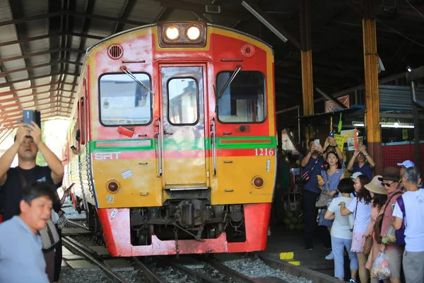 Bangkok Thailand December 2019 Mae Klong Järnvägsmarknad Berömda Besöksplats Bangkok — Stockfoto