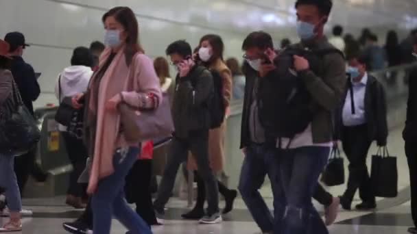 2020年2月3日 中国がコロナウイルス感染で302例の死亡を確認した後 マスクを着用する 中国でウハン コロナウイルスが流行した後香港ではマスク供給が不足しています — ストック動画