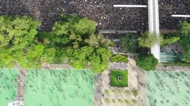 2 milyon protestocu, Çin 'in de yer alabileceği tartışmalı suçlu iadesine karşı çıkıyor. 16 Haziran 'dan beri