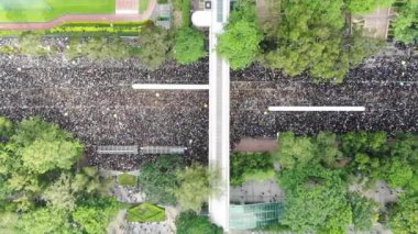 2 milyon protestocu, Çin 'in de yer alabileceği tartışmalı suçlu iadesine karşı çıkıyor. 16 Haziran 'dan beri