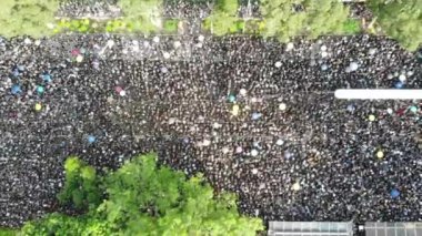 2 milyon protestocu, Çin 'in de yer alabileceği tartışmalı suçlu iadesine karşı çıkıyor. 16 Haziran 'dan beri