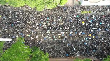 2 milyon protestocu, Çin 'in de yer alabileceği tartışmalı suçlu iadesine karşı çıkıyor. 16 Haziran 'dan beri