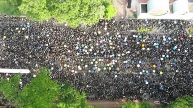 2 milyon protestocu, Çin 'in de yer alabileceği tartışmalı suçlu iadesine karşı çıkıyor. 16 Haziran 'dan beri