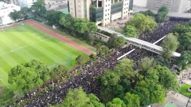 2 milyon protestocu, Çin 'in de yer alabileceği tartışmalı suçlu iadesine karşı çıkıyor. 16 Haziran 'dan beri