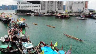 Hong Kong 'da ejderha teknesi yarışı.