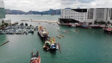 Hong Kong 'da ejderha teknesi yarışı.
