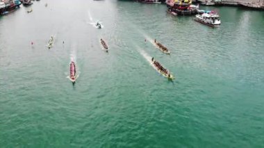 Hong Kong 'da ejderha teknesi yarışı.