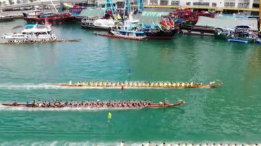 Hong Kong 'da ejderha teknesi yarışı.