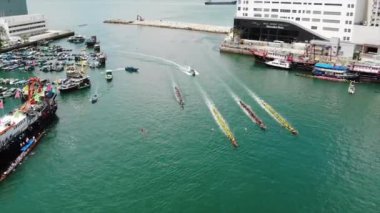 Hong Kong 'da ejderha teknesi yarışı.