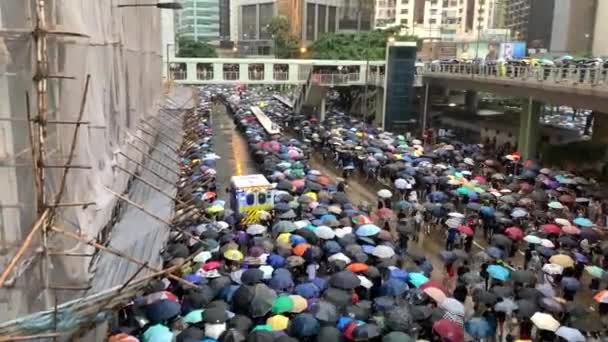 2019年8月18日 五彩缤纷的雨伞在街上拥挤的街道上敞开着 — 图库视频影像