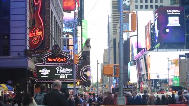 New York Oct Crowd Unidentified Tourists Stay Time Square Night — Stockvideo