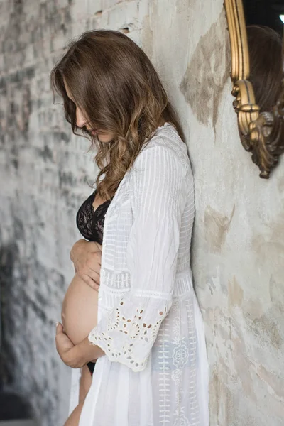 Ritratto Una Giovane Bella Donna Incinta Lei Vestita Abito Bianco — Foto Stock