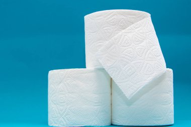 Mavi arka planda tuvalet kağıdı rulosu