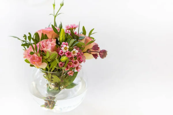 Composition Des Fleurs Dans Vase Sur Une Table Blanche Botanique — Photo
