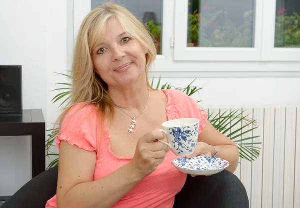 Sonriente mujer mayor bebiendo té — Foto de Stock