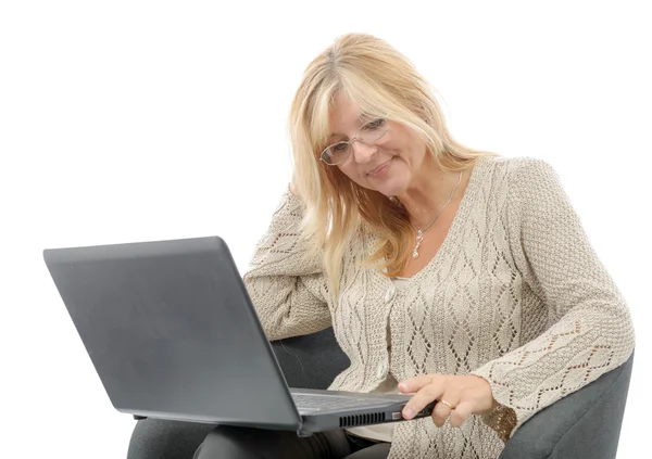 Retrato de una mujer madura sonriente usando un portátil — Foto de Stock