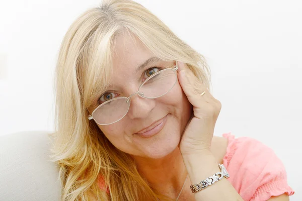 Retrato de mujer rubia sonriente madura — Foto de Stock