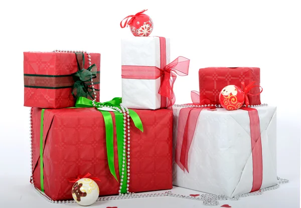 Vörös és fehér karácsonyi ajándék dobozok — Stock Fotó