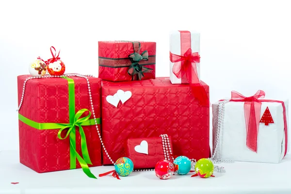 Röd och vit jul gåva lådor — Stockfoto