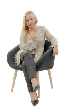 Sarışın Olgun kadın koltukta, rahatlatıcı portresi