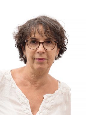 Olgun gülümseyen esmer kadın portresi